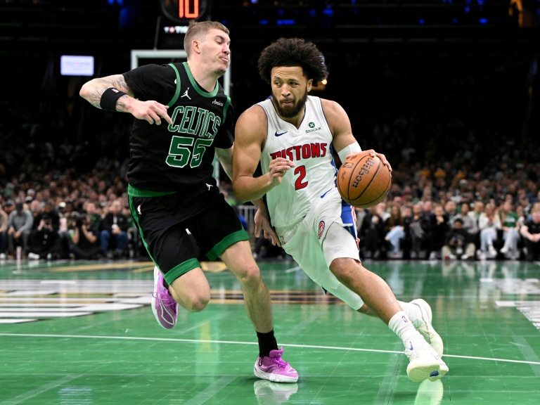 Cade Cunningham, le meneur des Detroit Pistons, déborde Baylor Scheierman, des Boston Celtics, en NBA le 26 novembre 2025 au TD Garden à Boston