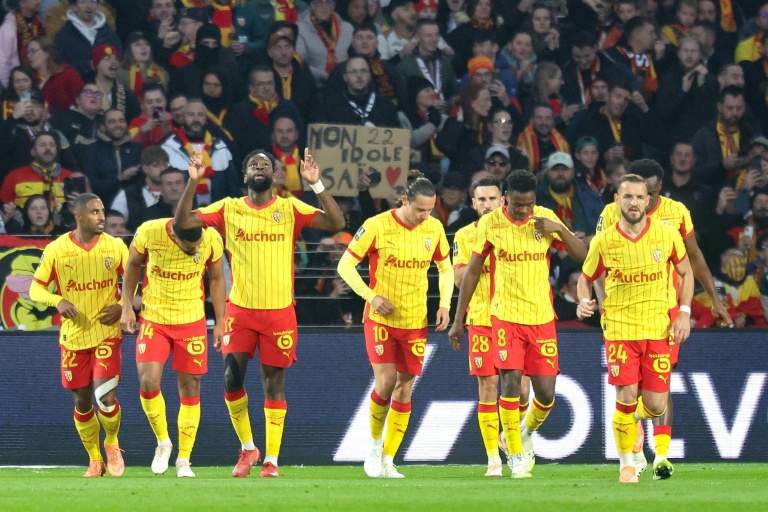 Les joueurs du RC Lens célèbrent l'ouverture de la marque par Odsonne Edouard (au centre), lors du match de Ligue 1 contre Lorient qu'ils ont remporté 3-0 le 2 novembre