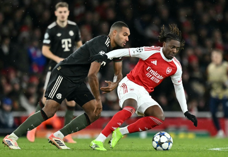 Le milieu d'Arsenal Eberechi Eze devance le défenseur du Bayern Jonathan Tah mercredi lors du match de Ligue des champions à l'Emirates Stadium de Londres.