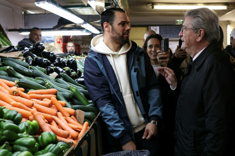 Jean-Luc Mélenchon échange avec un passant, dimanche matin au marché de Choisy-le-Roi, près de Paris