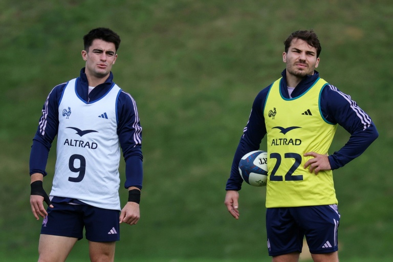 Les demis de mêlée français Nolann Le Garrec (à gauche) et Antoine Dupont (à droite) participent à une séance d'entraînement du XV de France, à Marcoussis, le 5 novembre 2025