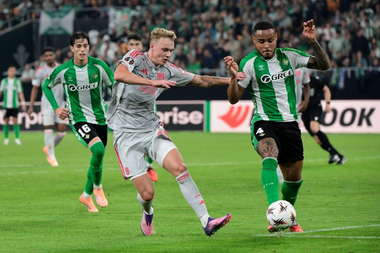 Le défenseur du Betis Séville Natan Bernardo de Souza (D) et l'attaquant de Lyon Adam Karabec lors de la défaite de l'OL 2-0 en Ligue Europa, le 6 novembre 2025 à Séville