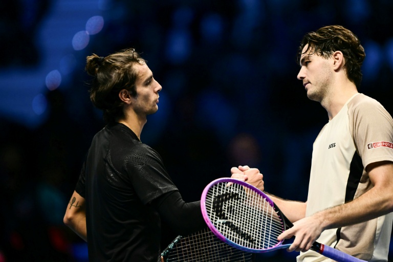 L'Italien Lorenzo Musetti (à gauche) félicite l'Américain Taylor Fritz, son vainqueur, à l'issue de leur match à Turin, le 10 novembre 2025