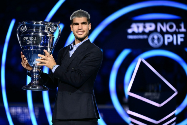L'Espagnol Carlos Alcaraz avec le trophée de N.1 mondial de l'année 2025 qui lui a été remis en marge du Masters ATP le 14 novembre 2025 à Turin