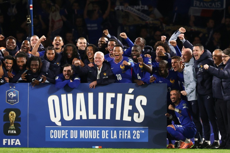 Les Bleus du sélectionneur français Didier Deschamps (au centre), après leur qualification pour le Mondial-2026 grâce à leur victoire contre l'Ukraine, le 13 novembre 2025 au Parc des Princes