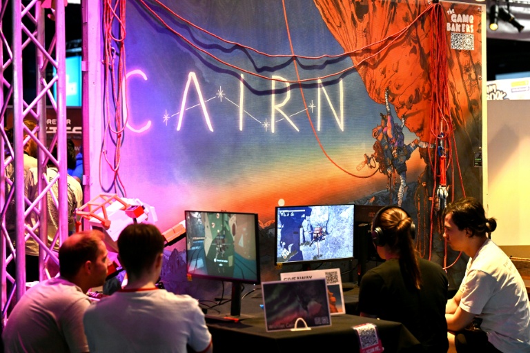 Des joueurs jouent au jeu vidéo Cairn à Cologne, dans l'ouest de l'Allemagne, le 21 août 2025
