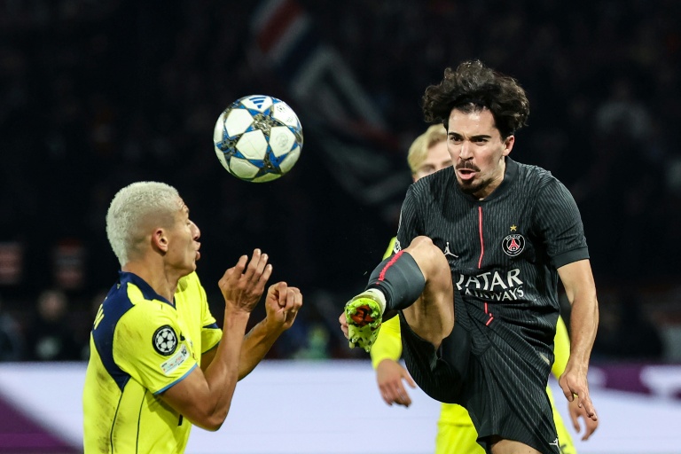 Vitinha au duel avec le Brésilien de Tottenham Richarlison pendant le match de Ligue des champions mercredi soir au Parc des Princes.