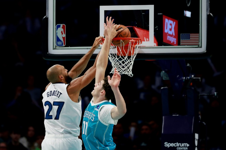 Le pivot français de Minnesota Rudy Gobert (g) inscrit un panier face aux Hornets, le 1er novembre 2025 à Charlotte