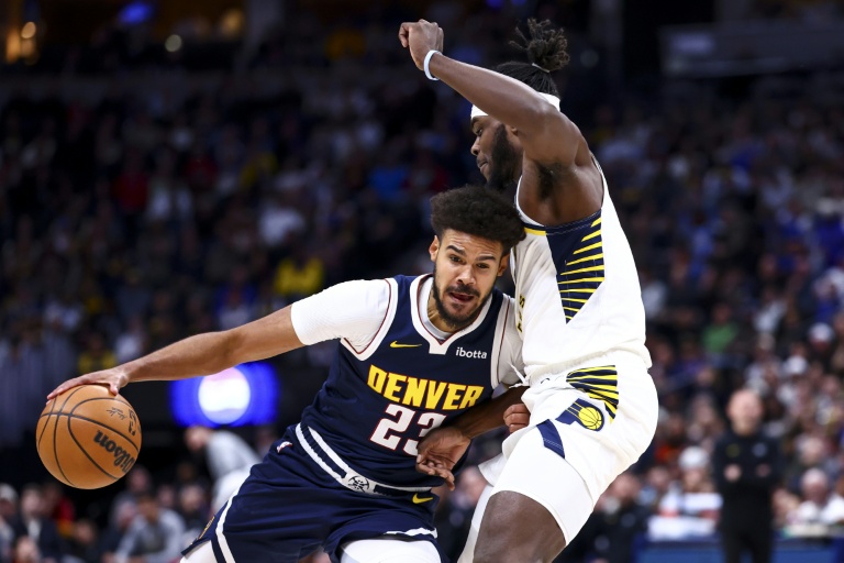 Jarace Walker (d) des Indiana Pacers défend sur Cameron Johnson des Denver Nuggets lors d'une rencontre NBA à Denver, le 8 novembre 2025