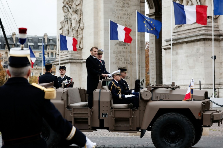 Le président Emmanuel Macro nlors des cérémonies du 107e anniversaire de l'Armistice du 11 novembre 1918 devant l'Arc de Triomphe à Paris, le 11 novembre 2025