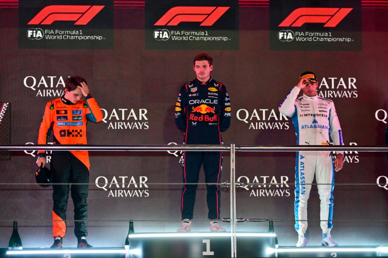 Les pilotes néerlandais Max Verstappen (Red Bull, au centre), australien Oscar Piastri (McLaren, à gauche) et espagnol Carlos Sainz (Williams, à droite) sur le podium du Grand Prix du Qatar de Formule 1 sur le circuit de Lusail le 30 novembre 2025.
