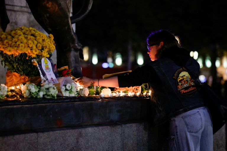 Hommages aux victimes du 13-Novembre, sur la place de la République, à Paris, le 8 novembre 2025