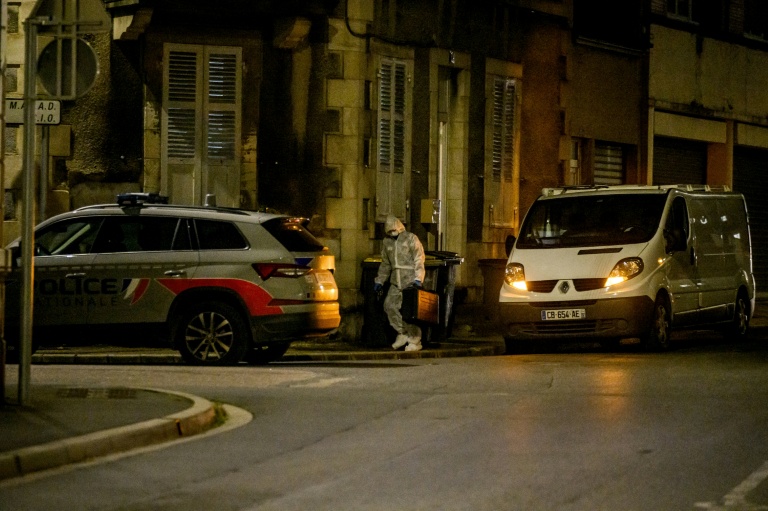 Des policiers de la police scientifique après une explosion dans une agence d'assurances à Montluçon le 10 novembre 2025