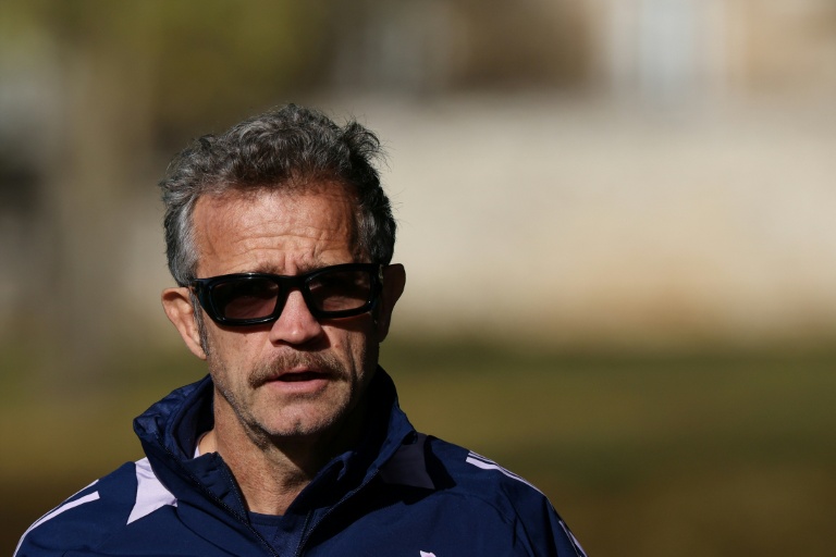 Le sélectionneur du XV de France Fabien Galthié, qui devra composer sans plusieurs de ses cadres pour la rencontre avec l'Afrique du Sud samedi, lors d'un entraînement à Marcoussis le 4 novembre 2025