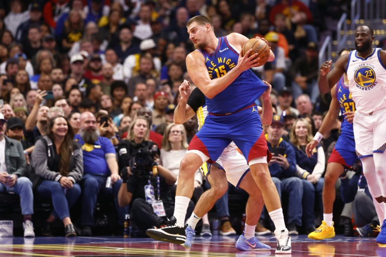 Nikola Jokic, le pivot serbe des Denver Nuggets, lors d'une rencontre de NBA contre les Golden State Warriors, à Denver, le 7 novembre 2025