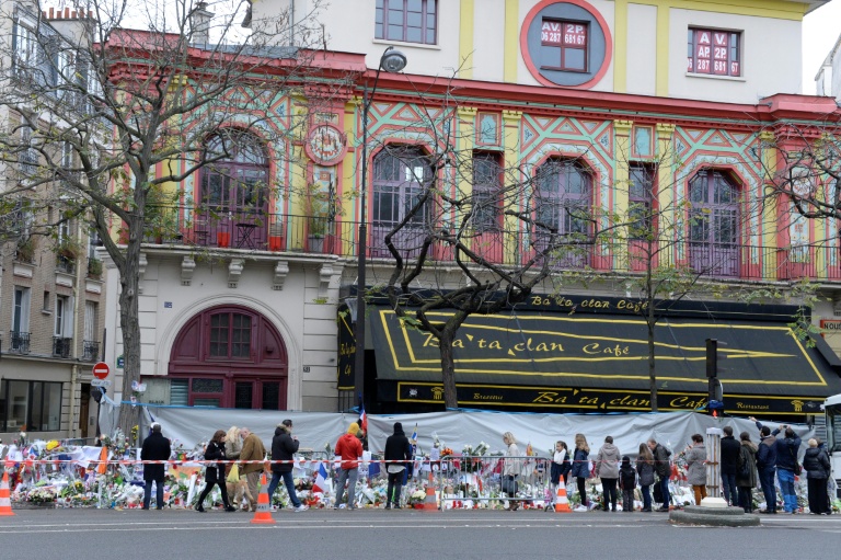 Des personnes déposent des fleurs devant un mémorial improvisé au Bataclan, le 29 novembre 2015 à Paris, plus de deux semaines après les attentats du 13 novembre 2015