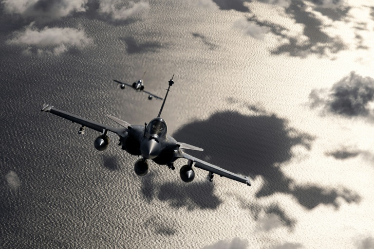 Un avion de chasse Rafale (au premier plan) et un Mirage 2000 D de l'armée de l'air française survolent les côtes sud-ouest de la France, le 26 septembre 2025