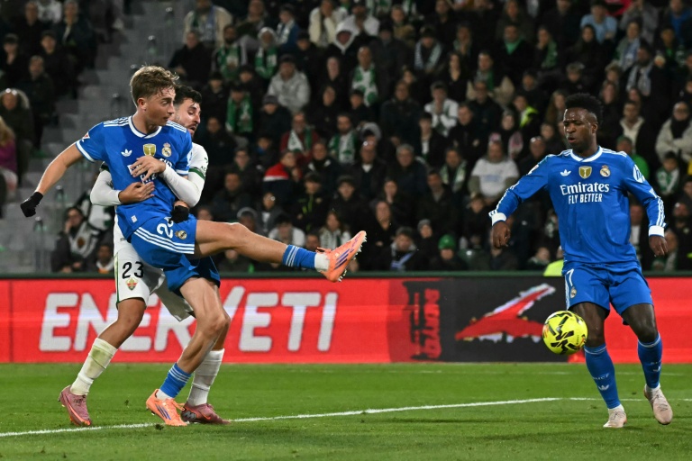 Dean Huijsen marque pour le Real Madrid contre Elche en Liga le 23 novembre 2025 à Elche