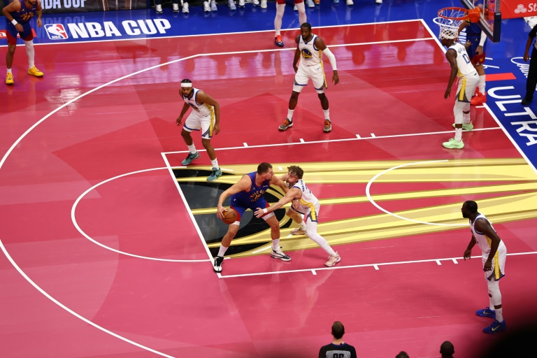 Nikola Jokic, ballon en main, tente de trouver l'ouverture contre la défense de Golden State, le 11 novembre 2025 à Denver