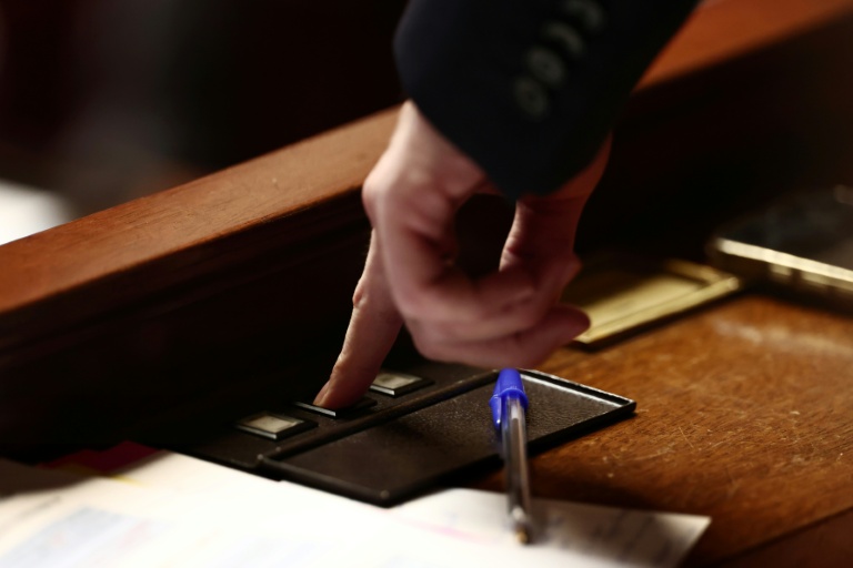 Un membre du Parlement participe à une séance sur le projet de loi de financement de la sécurité sociale, le 5 novembre 2025 à Paris