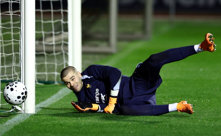 Lucas Chevalier à l'entraînement avec l'équipe de France, le 11 novembre 2025 à Clairefontaine-en-Yvelines