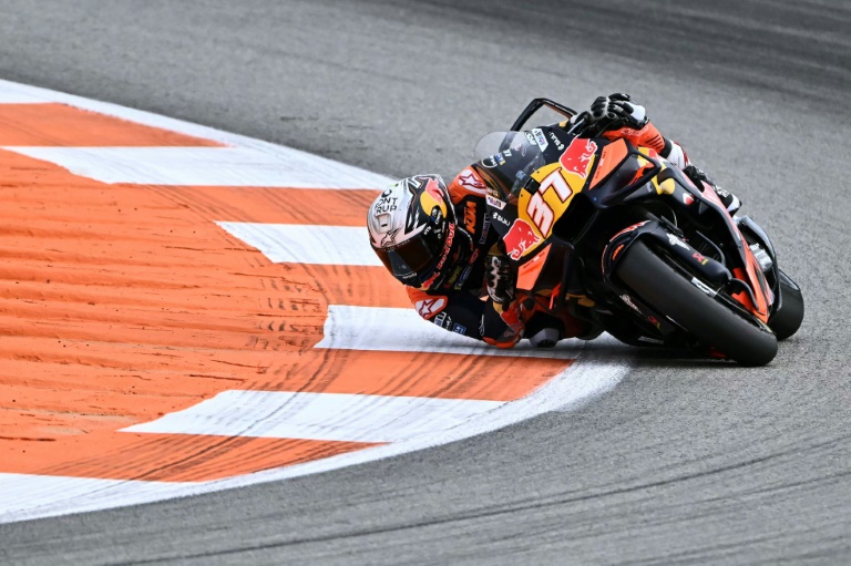 Le pilote espagnol Pedro Acosta (KTM) lors de la course sprint du Grand Prix de Valence MotoGP sur le circuit Ricardo Tormo le 15 novembre 2025.
