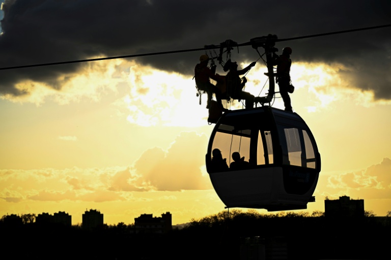 Des pompiers s'entraînent à évacuer des passagers du C1, le premier téléphérique d’Île-de-France, le 20 novembre 2025 à Limeil-Brévannes, dans le Val-de-Marne, avant son ouverture en décembre