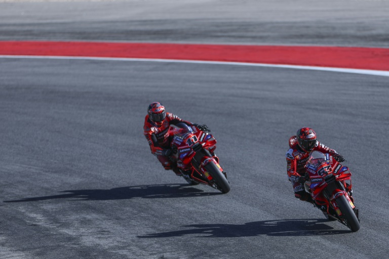 Les pilotes italiens de l'écurie Ducati Lenovo  Francesco Bagnaia et Nicolo Bulega le 8 novembre 2025 sur le circuit de l'Algarve à Portimao au Portugal
