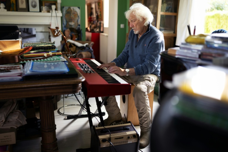 Le chanteur Hugues Aufray, 96 ans, chez lui à Marly-le-Roi, dans les Yvelines, le 14 octobre 2025