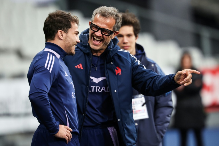 Le demi de mêlée toulousain Antoine Dupont (à gauche) discute avec le sélectionneur du XV de France Fabien Galthié (à droite) lors de l'entraînement du capitaine au Stade de France, le 7 novembre 2025, avant le match contre l'Afrique du Sud