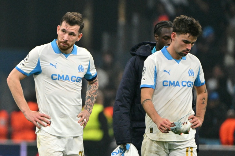 Les Marseillais Pierre-Emile Hojbjerg et Matt O'Riley après la défaite 1-0 face à l'Atalanta Bergame en Ligue des champions, le 5 novembre 2025 au Stade Vélodrome