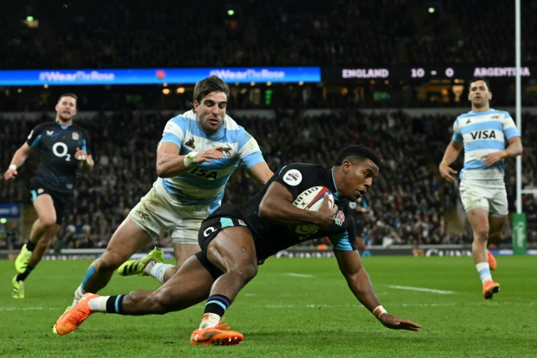 L'ailier anglais Immanuel Feyi-Waboso marque contre l'Argentine lors de la victoire du XV de la Rose samedi à Twickenham