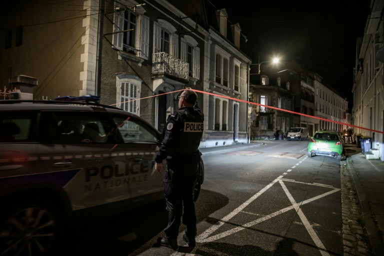 La police sécurise les lieux après une explosion dans une agence d'assurances à Montluçon le 10 novembre 2025
