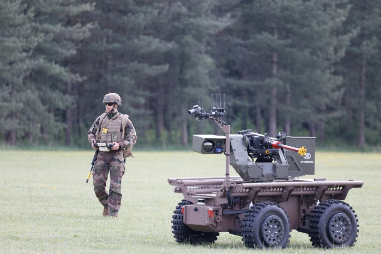 Un robot télécommandé doté d'une mitrailleuse présenté lors du challenge CoHoMa organisé à Beynes, en région parisienne, le 6 mai 2025