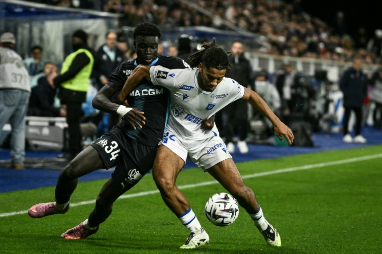 L'attaquant de l'OM Robinio Vaz au duel avec le défenseur d'Auxerre Clement Akpa, à Auxerre, le 1er novembre 2025