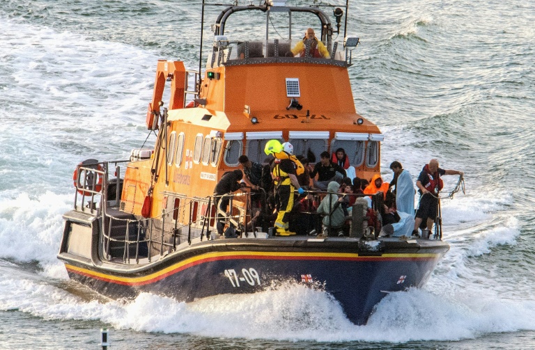 Des migrants qui tentaient de traverser la Manche secourus par un bateau britannique le 12 août 2023, après le naufrage de leur embarcation qui a fait sept morts
