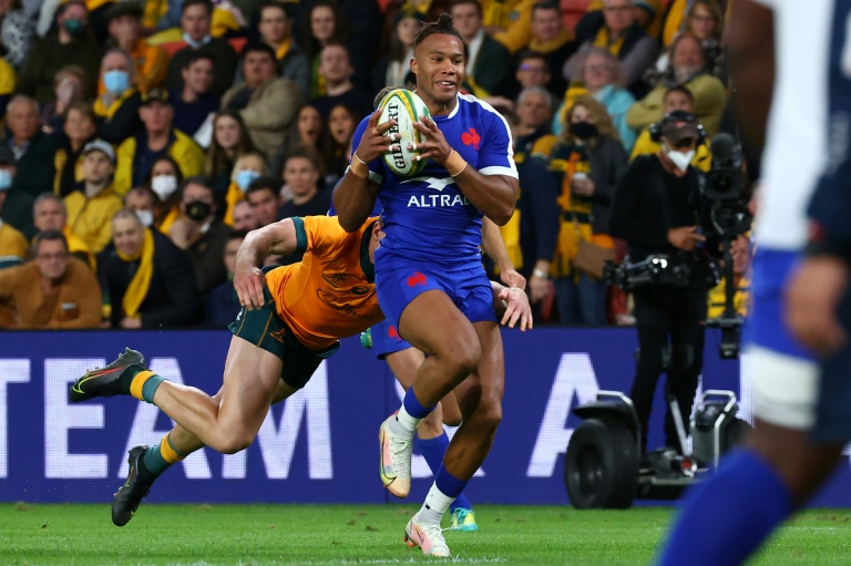 L'ailier du XV de France Teddy Thomas ballon en mains lors du test-match contre l'Australie à Brisbane le 17 juillet 2021