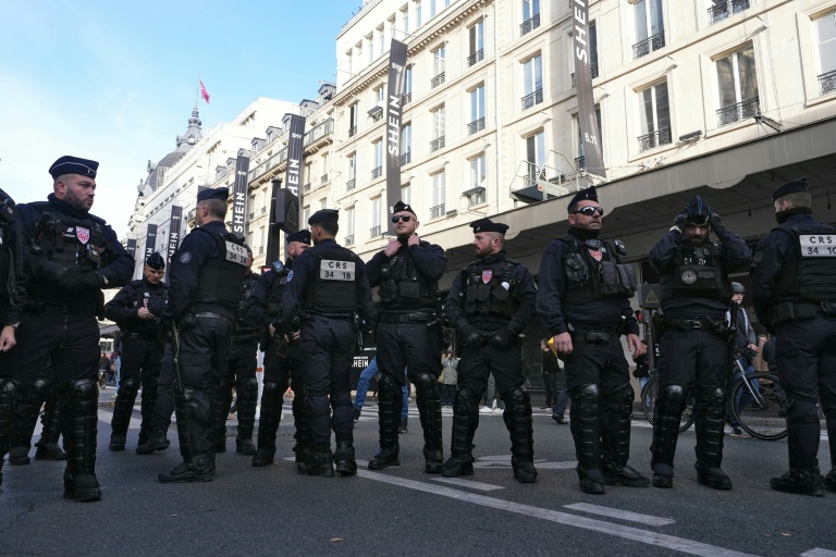 Des forces de polices déployées devant le BHV à Paris avant l'ouverture du magasin Shein, le 5 novembre 2025