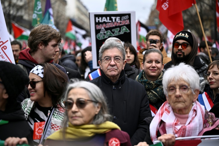 Le chef de file de La France insoumise Jean-Luc Mélenchon participe à une manifestation en soutien aux Palestiniens de la bande de Gaza, le 29 novembre 2025 à Paris