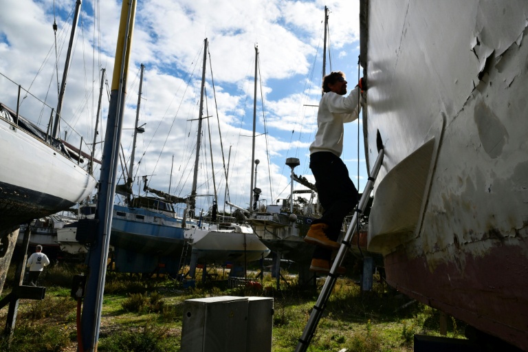 Guillaume Delaunay cherche des pièces réutilisables ou recyclables, le 7 novembre 2025 dans un cimetière de bateaux à Port-Saint-Louis-du-Rhône, dans les Bouches-du-Rhône