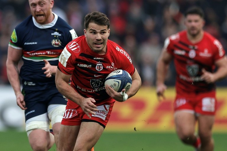 Le Toulousain Antoine Dupont avec le ballon face à Leicester, à Toulouse, le 19 janvier 2025