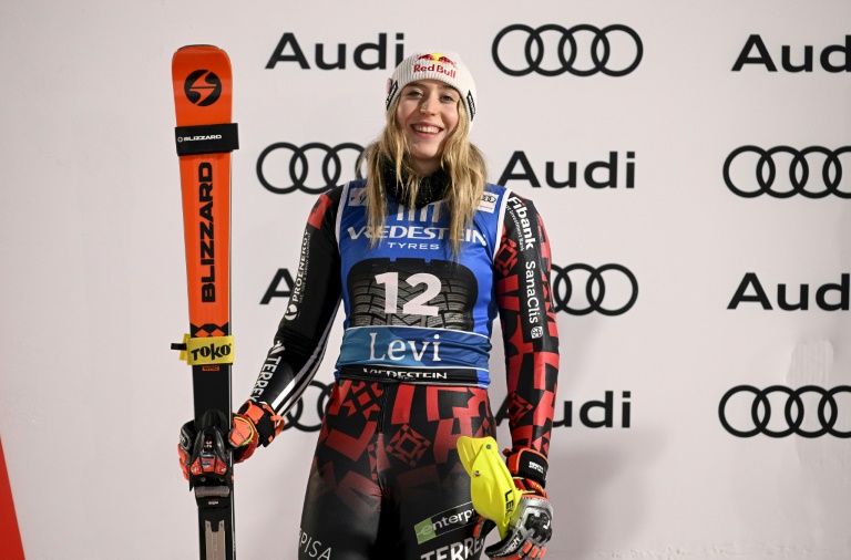 L'Albanaise Lara Colturi sur la deuxième marche du podium du slalom de Levi, comptant pour la Coupe du monde de ski alpin femmes, à Kittila le 15 novembre 2025.