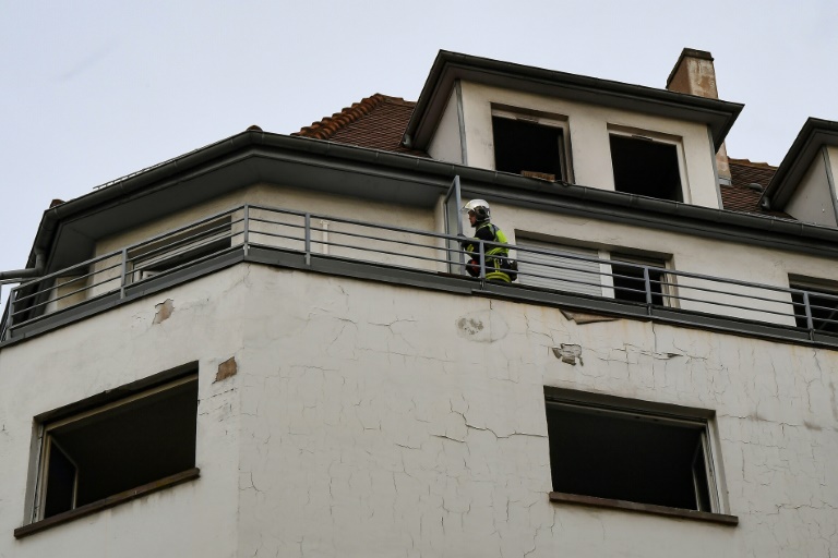 Un pompier inspecte un immeuble endommagé par un incendie, le 27 février 2020 à Strasbourg