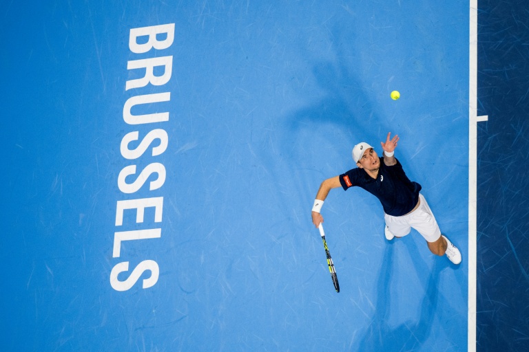 Le Belge Raphaël Collignon en train de servir contre le Canadien Félix Auger-Aliassime en demi-finale du Tournoi ATP de Bruxelles, le 18 octobre 2025