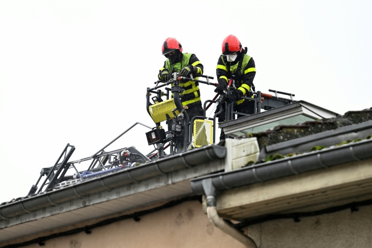 Des pompiers interviennent sur le bâtiment où s'est déclaré dans la nuit un incendie mortel à Neuves-Maisons, en Meurthe-et-Moselle, le 30 novembre 2025
