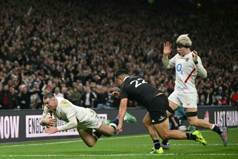 L'ailier anglais Tom Roebuck (à gauche) en train de marquer un essai lors du match contre la Nouvelle-Zélande, le 15 novembre 2025 à Twickenham