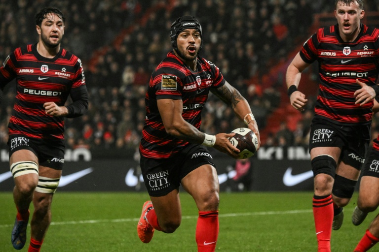Le centre néo-zélandais de Toulouse Pita Ahki (au centre, avec le ballon) a disputé son dernider match avec les Rouge et noir contre le Racing 92 au stade Ernest-Wallon, le 29 novembre 2025