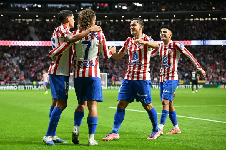 Antoine Griezmann félicité par ses coéquipiers le 1er novembre 2025 à Madrid