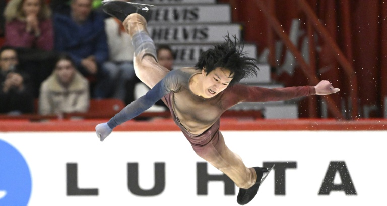 Adam Siao Him Fa lors du programme court au Grand Prix de patinage de Finlande, le 21 novembre 2025 à Helsinki