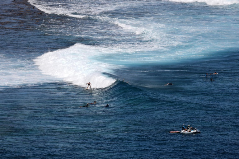 Des surfeurs à Saint-Leu, à La Réunion, le 2 avril 2021